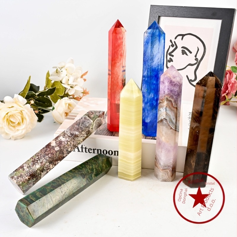 Kristalna kolona šesterokutnog oblika s oštrim vrhom; materijal: kristal; marka: Rub crystal crafts; stil: moderan i minimalistički.
