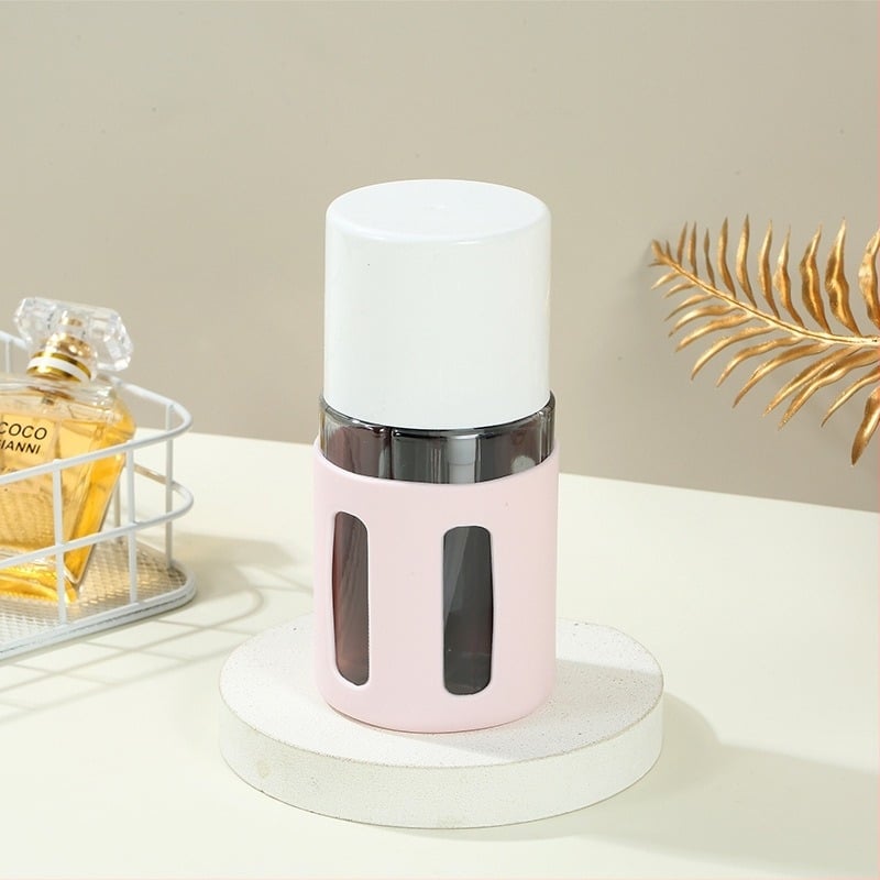 Set putnih boca 4-u-1: bočica spreja losion, bočica za šampon i gel za tuširanje; materijal PP+PET sa silikonskim omotačem; proizvodnja blow molding