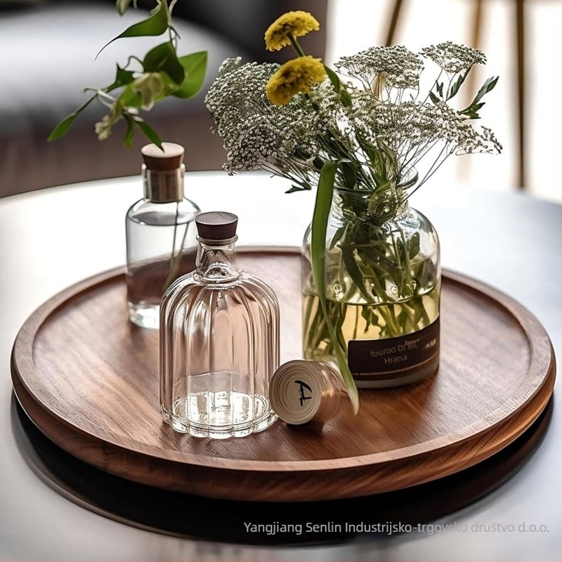 Drveni okrugli pladanj, moderan minimalistički stil, jednobojni uzorak, pogodan za čaj i grickalice.