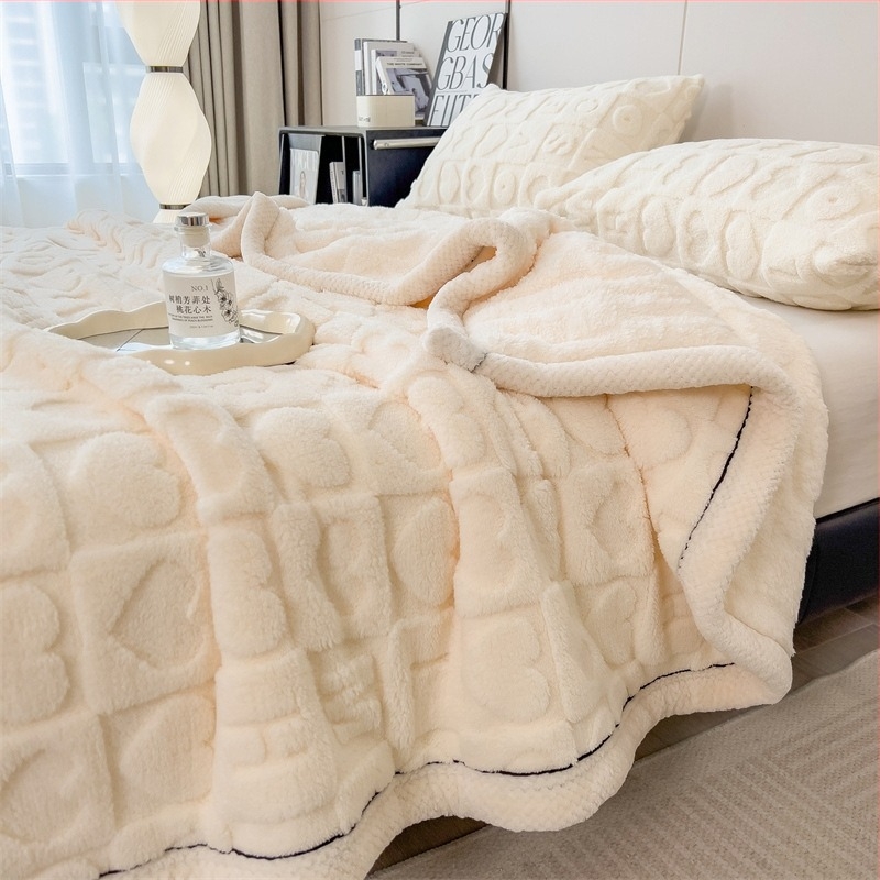 Klasa A pletene koralno pliš deka, srcolni uzorak, poliester, 300–500 g, pogodna za jesen i zimu