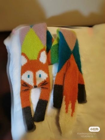 Ručni izradeni dječji šal s motivom lisice, topao za zimu, poliester tkanina (>96% poliester).