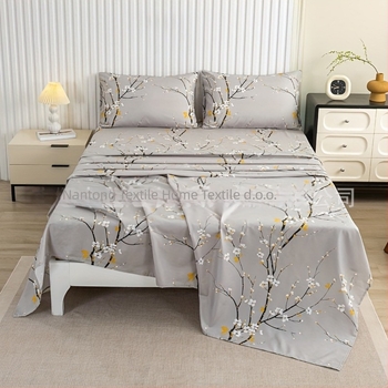 Burberry četverodijelni set posteljine – Materijal: kemijska vlakna; Uzorak: biljni cvjetni motiv; Otisak i bojanje: reaktivno bojanje; Tkanina: brushed; Težina: 800–1000 g