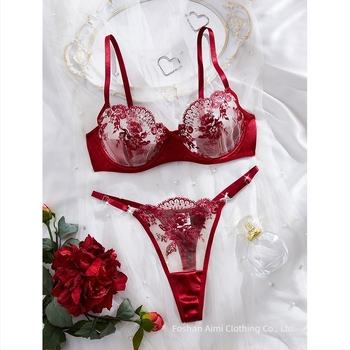 Set grudnjaka s 3/4 košarom, čvrste dvostruke naramenice, stražnje zatvaranje s tri reda kukica, prozračan poliester 95–100%