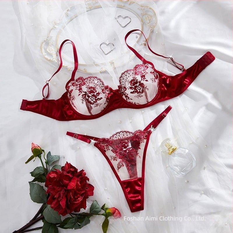 Set grudnjaka s 3/4 košarom, čvrste dvostruke naramenice, stražnje zatvaranje s tri reda kukica, prozračan poliester 95–100%