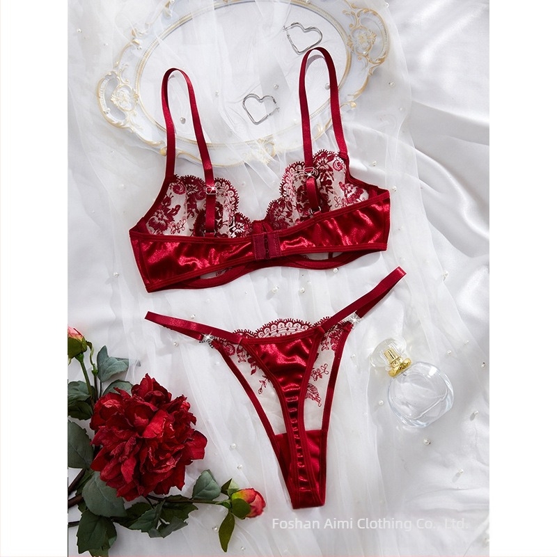 Set grudnjaka s 3/4 košarom, čvrste dvostruke naramenice, stražnje zatvaranje s tri reda kukica, prozračan poliester 95–100%