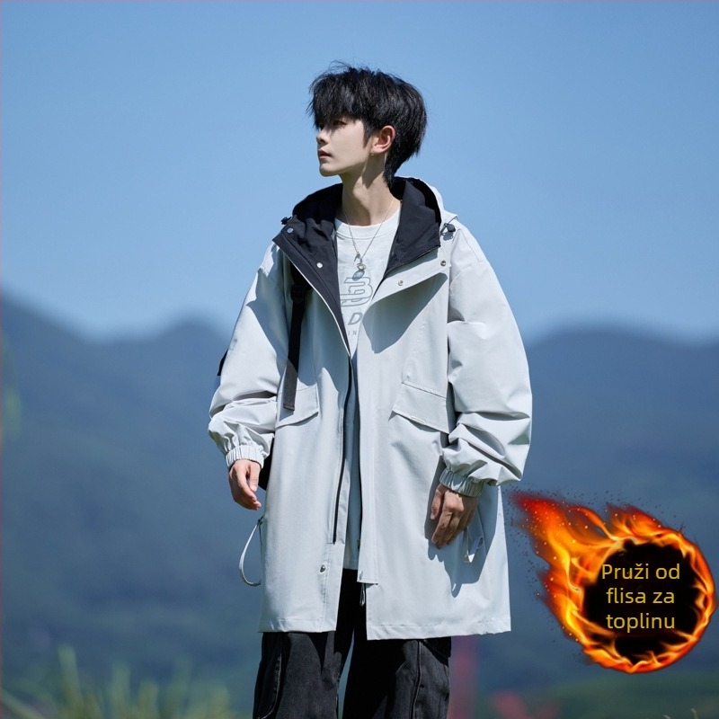 Muška kapucnja jakna srednje duljine, slobodan kroj, dugi rukavi, džepovi sa zipom, poliester.