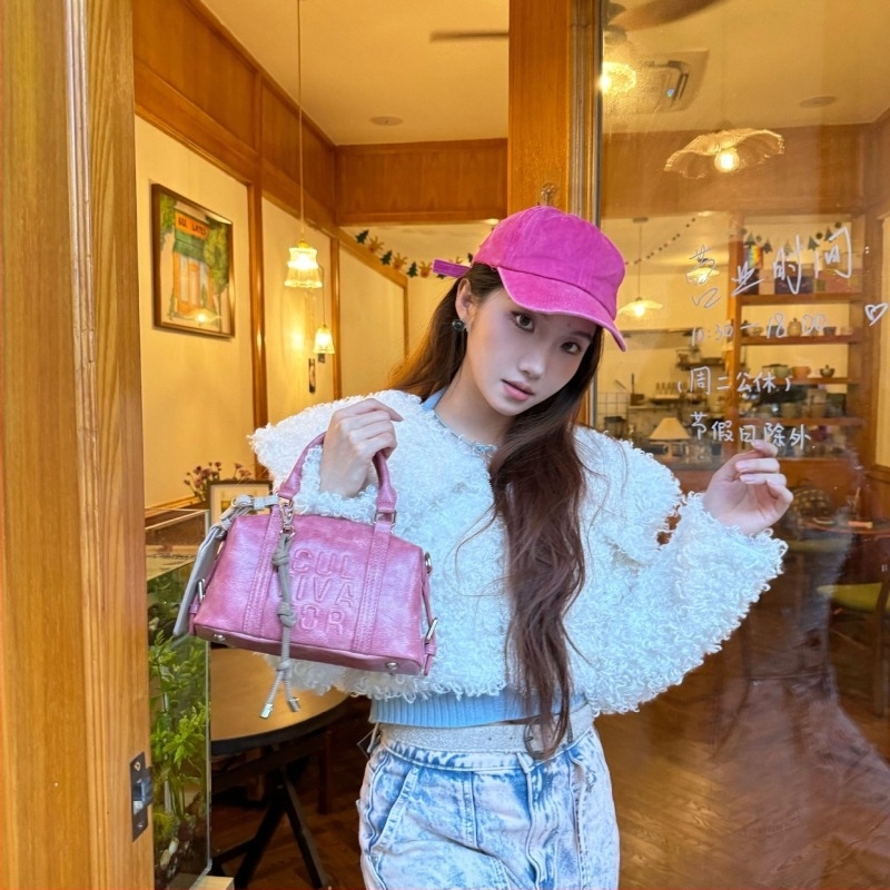 Torba preko ramena u obliku jastuka, zatvaranje klapnom, skriveni džep sa zatvaračem i vanjski džep sa zatvaračem