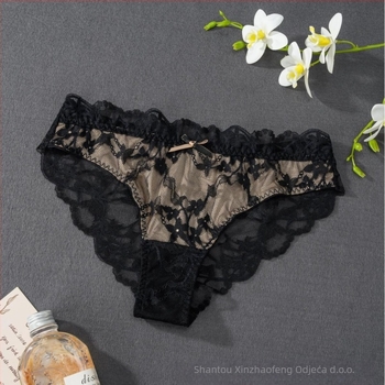 Čipkaste mrežaste gaćice s niskim strukom, prozračne; glavni materijal: najlon 90–95%, podstava prepona: pamuk 100%