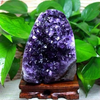 Kristalni klaster iz Urugvaja, ručno polirana površina, ručna izrada, pastoralni stil, motiv bazen blaga, pakiranje u PP vrećici