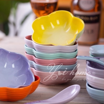Porcelanski tanjur, nordijskog stila, nepravilnog oblika, pogodan za mikrovalnu pećnicu