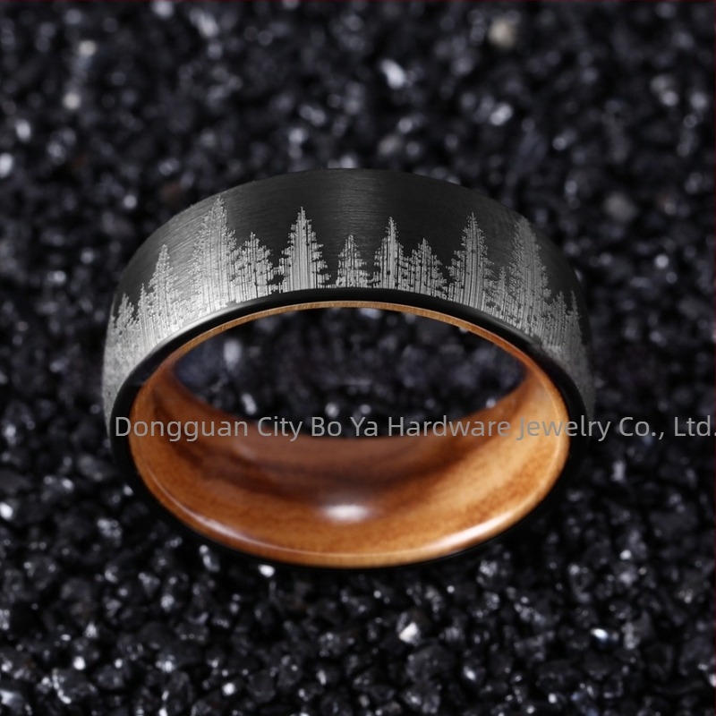 Muški prsten od volfram čelika s drvenim unutarnjim prstenom i šumskim uzorkom, pozlaćen