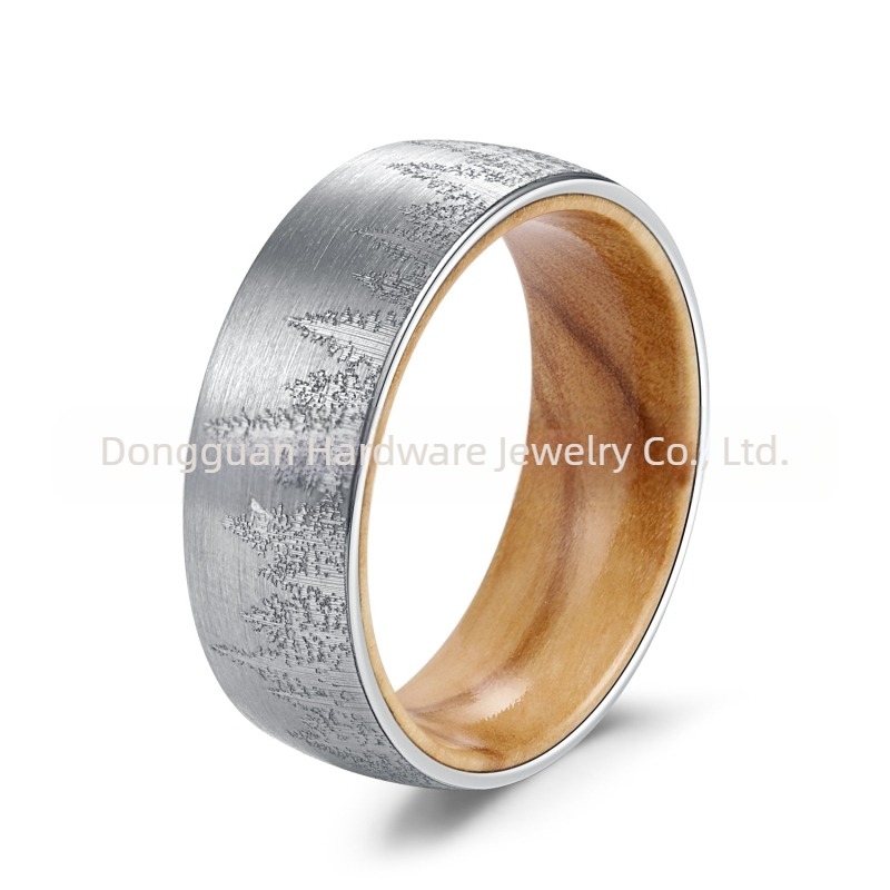 Muški prsten od volfram čelika s drvenim unutarnjim prstenom i šumskim uzorkom, pozlaćen