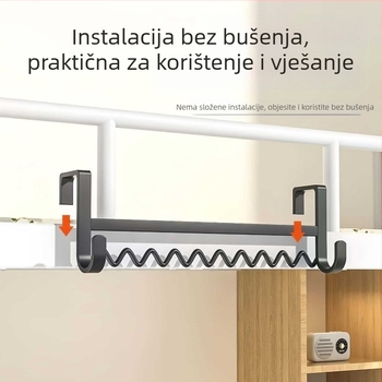 Vijugava vješalica za odjeću uz krevet u studentskoj sobi