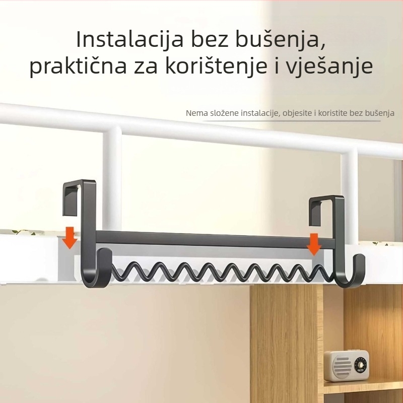 Vijugava vješalica za odjeću uz krevet u studentskoj sobi