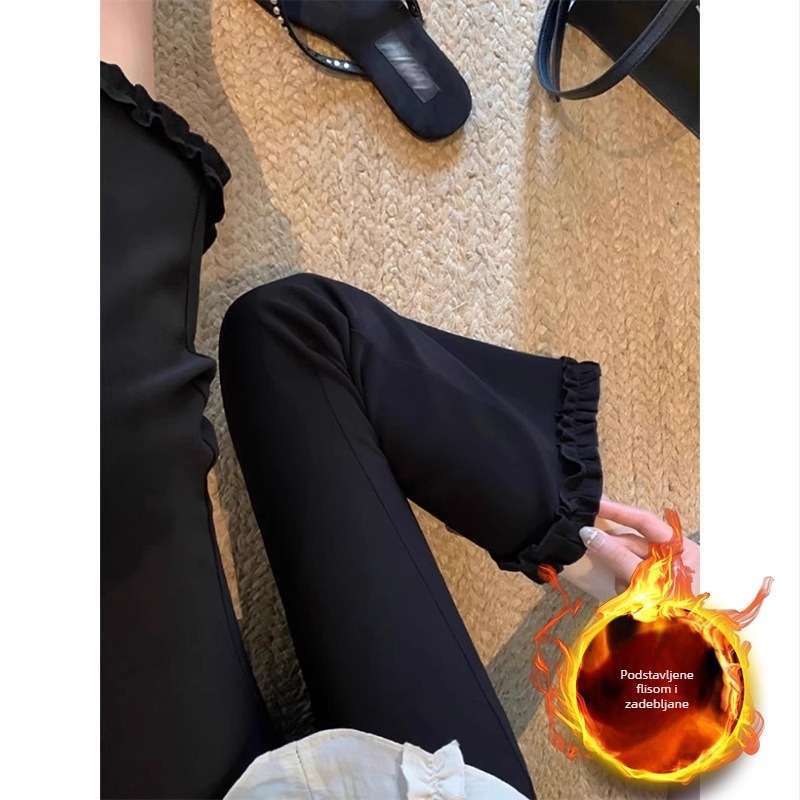 Ženske hlače s fleec podstavom, elastične, u plus veličine, duljina 9/10, kroj od uskog prema širokom, čipkasta rub i mikro-flare