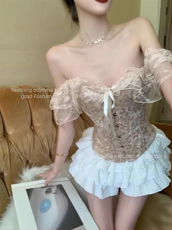 Čipkasti bustier top, tubasti kroj, uska silueta, kratka duljina 40–50 cm, dijeljeni uzorak