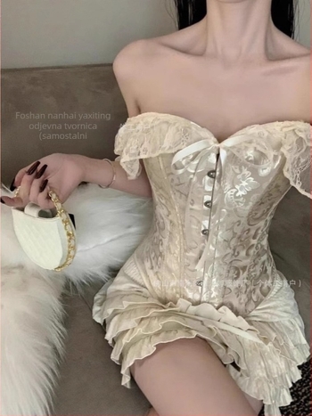 Čipkasti bustier top, tubasti kroj, uska silueta, kratka duljina 40–50 cm, dijeljeni uzorak