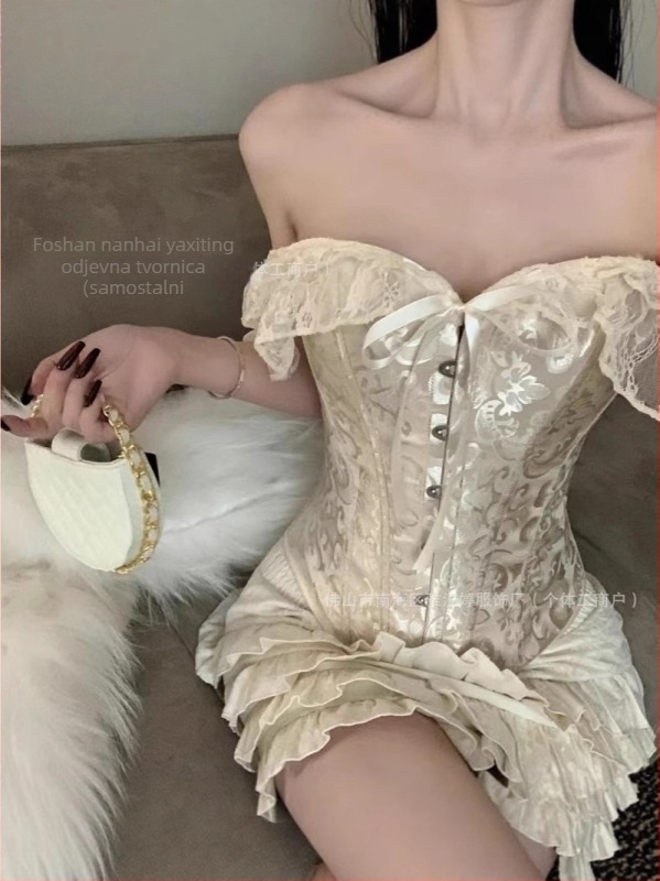 Čipkasti bustier top, tubasti kroj, uska silueta, kratka duljina 40–50 cm, dijeljeni uzorak