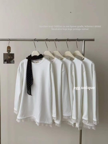 Bijeli ženski T-shirt s čipkastim panelima i flis podstavom, udoban kroj, okrugli izrez, za jesen-zimu