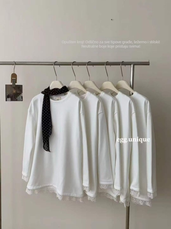 Bijeli ženski T-shirt s čipkastim panelima i flis podstavom, udoban kroj, okrugli izrez, za jesen-zimu