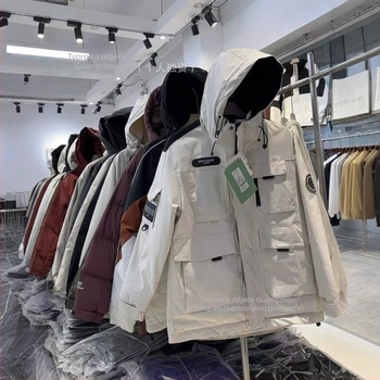 Muška zimska jakna s kačjim perjem, ležernog kroja, kapuljača, zatvarač, sadržaj perja 91–95%