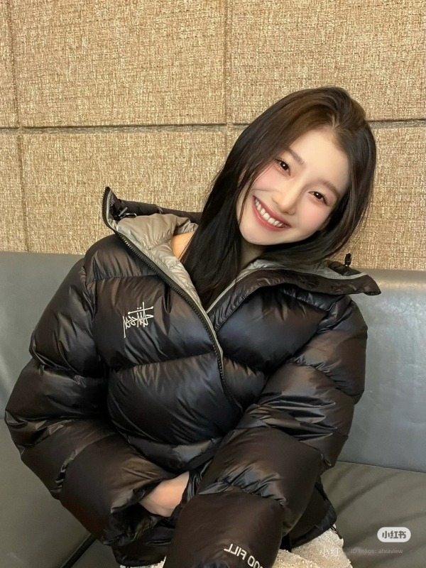 Unisex jakna s kapuljačom i zatvaračem, šivana, bijelo guščje perje 76–80% punila, debela, vanjski najlon, podstava najlon