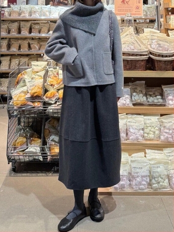 Ženska vunena suknja A-linije, kruškolikog oblika, srednje duljine, trodimenzionalni kroj, jednobojni uzorak, mikroelastičnost.