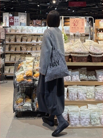 Ženska vunena suknja A-linije, kruškolikog oblika, srednje duljine, trodimenzionalni kroj, jednobojni uzorak, mikroelastičnost.