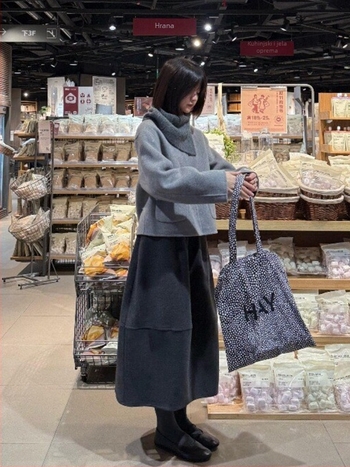 Ženska vunena suknja A-linije, kruškolikog oblika, srednje duljine, trodimenzionalni kroj, jednobojni uzorak, mikroelastičnost.