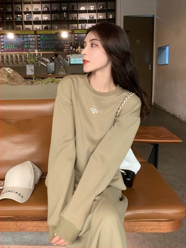 Ženski dvodijelni kostim s suknjom i hoodie-em, mini suknja, pokrivanje bokova, vitkajući dizajn (ovčja vuna, PVC, tisak i bojanje, proljeće 2025, Unique, Royal Sister stil)