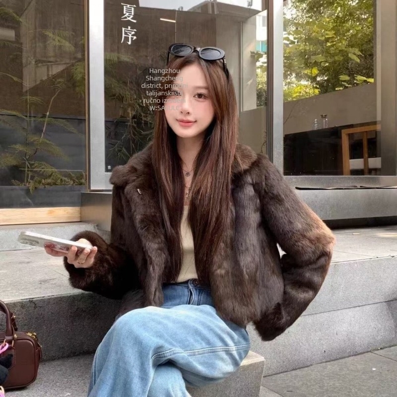 Ženski kaput od krznenog kunićjeg krzna, kratka duljina, dugi rukavi, duljina 40–50 cm, proljeće 2025