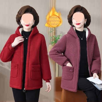 Pamukasta jakna s punjenjem od imitacije svile i pamuka, ultra kratka duljina, okrugli vrat, frontno zatvaranje s jednim gumbom, opuštena silueta