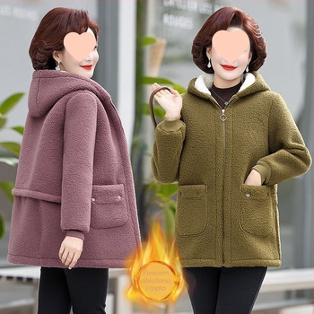 Pamukasta jakna s punjenjem od imitacije svile i pamuka, ultra kratka duljina, okrugli vrat, frontno zatvaranje s jednim gumbom, opuštena silueta