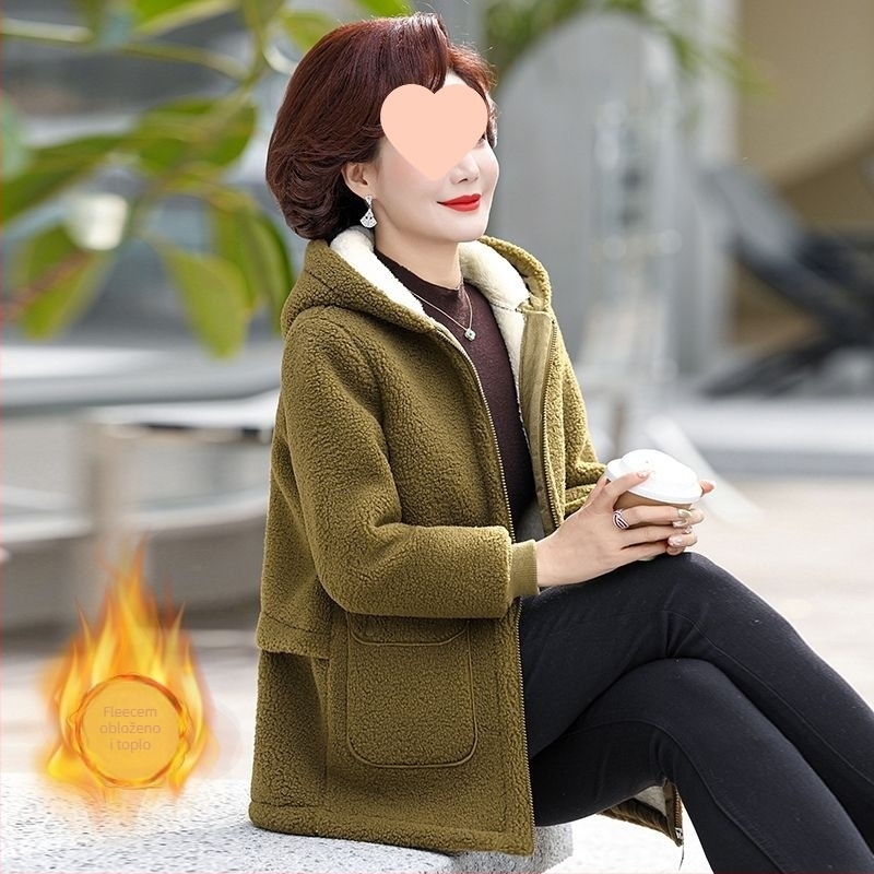 Pamukasta jakna s punjenjem od imitacije svile i pamuka, ultra kratka duljina, okrugli vrat, frontno zatvaranje s jednim gumbom, opuštena silueta