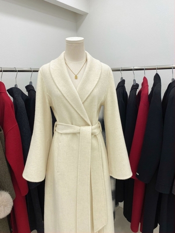 Ženski vuneni kaput, silueta s uskom struku i hourglass oblikom, mješavina vune i kašmira, dugačak 80–100 cm, zvonasti rukavi