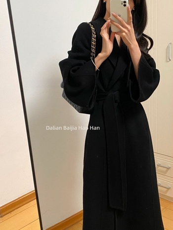 Ženski vuneni kaput, silueta s uskom struku i hourglass oblikom, mješavina vune i kašmira, dugačak 80–100 cm, zvonasti rukavi