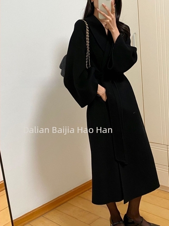 Ženski vuneni kaput, silueta s uskom struku i hourglass oblikom, mješavina vune i kašmira, dugačak 80–100 cm, zvonasti rukavi