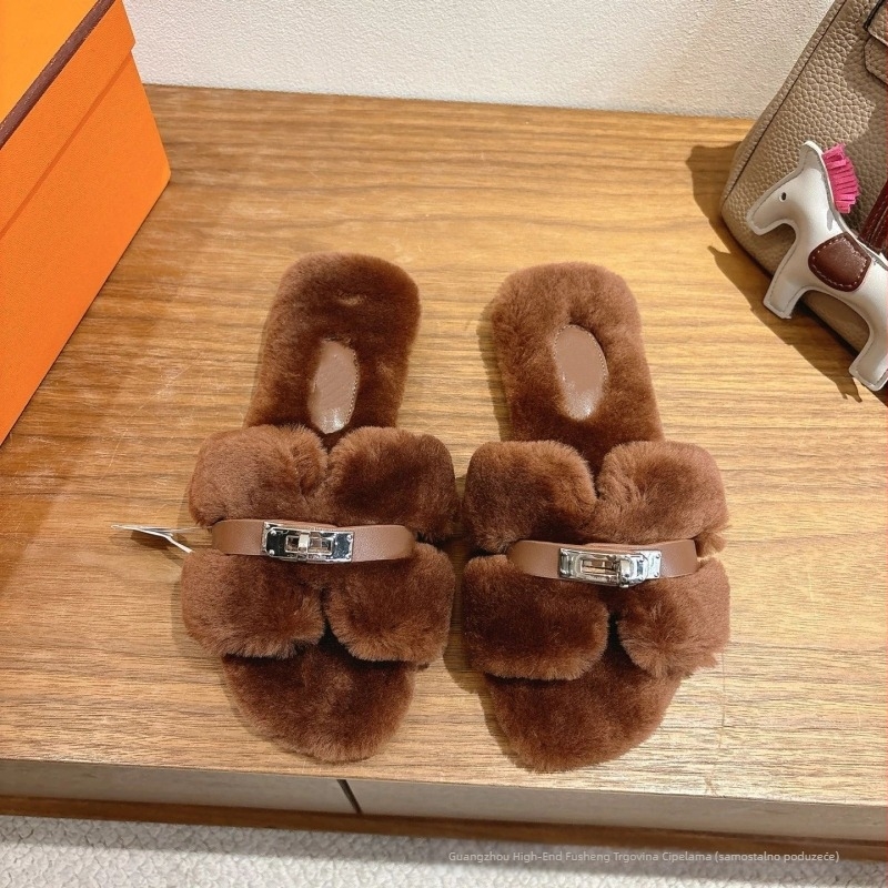 Ženske papuče s gornjim dijelom od zeca krzna, kožna unutrašnjost, gumeni potplat, slip-on, ravni potplat