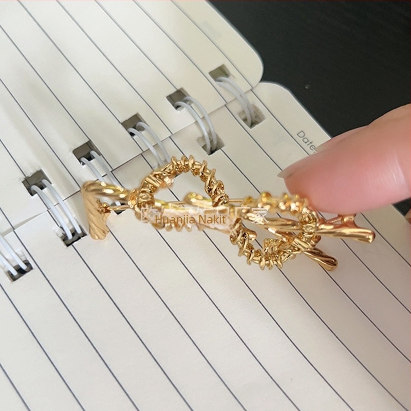 Bakrena broš s geometrijsko-znakovnim dizajnom, elektroplakirani završetak, moderan sofisticiran stil