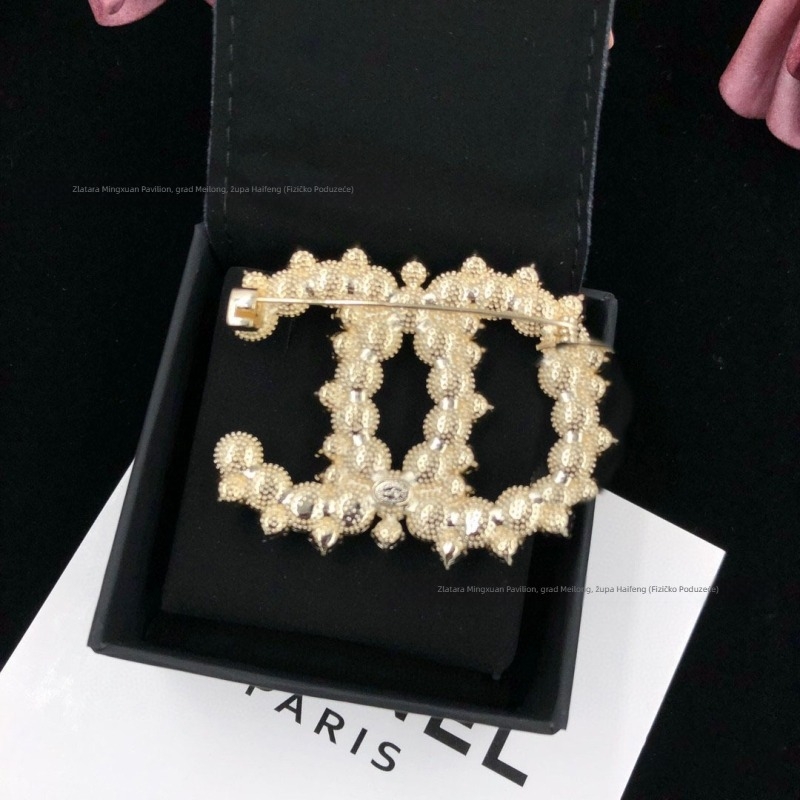 Broš s umjetnim perlama, oblik slova, elektroplating, svjež i sladak stil, za žene