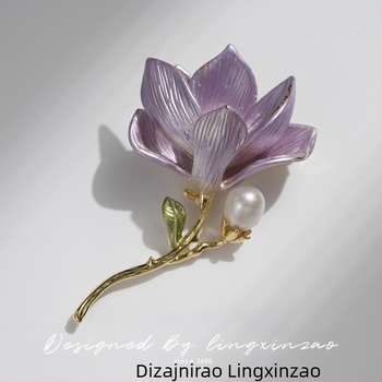 Broš Magnolija s emajlom i prirodnim biserima, cvjetovi i listovi posuti biserima, elegantan ženski dodatak