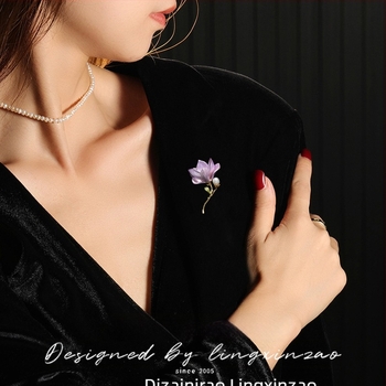 Broš Magnolija s emajlom i prirodnim biserima, cvjetovi i listovi posuti biserima, elegantan ženski dodatak