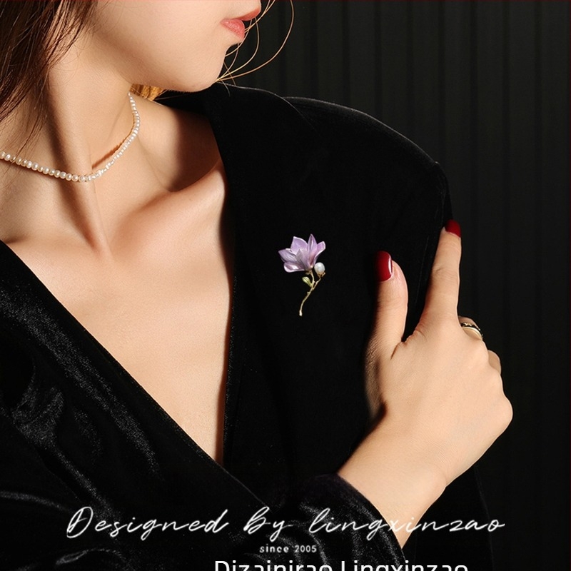 Broš Magnolija s emajlom i prirodnim biserima, cvjetovi i listovi posuti biserima, elegantan ženski dodatak