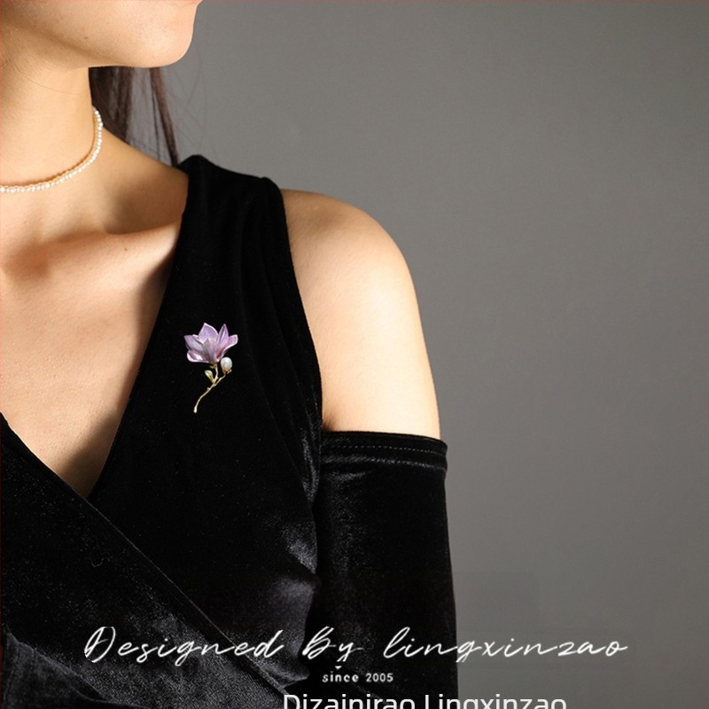 Broš Magnolija s emajlom i prirodnim biserima, cvjetovi i listovi posuti biserima, elegantan ženski dodatak