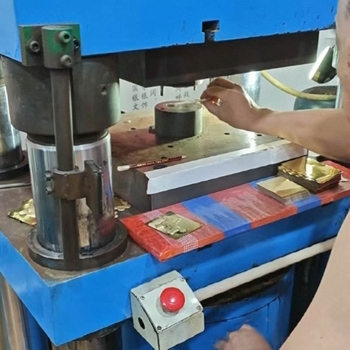 Prilagođeni privjesak za mobitel od legure koja sadrži zlato, die-cast izrada, prilagodljiv oblik i dekorativni uzorak, tiskanje logotipa, akrilna ambalaža, polu-ručna proizvodnja