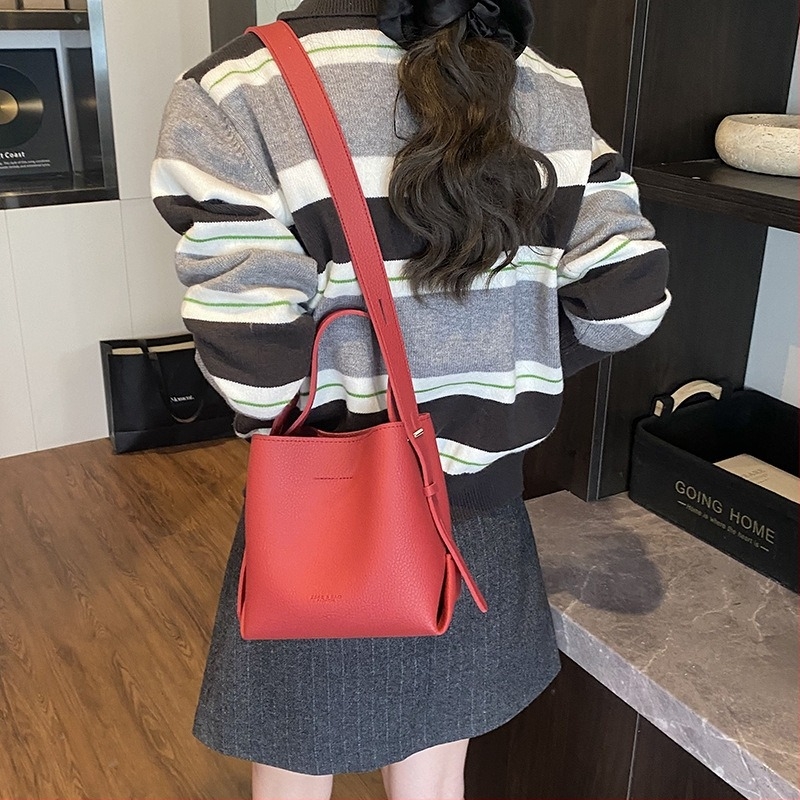 Ženska bucket torba, PU materijal, vertikalni kvadratni oblik, magnetsko zatvaranje, poliester podstava, unutarnji džep za telefon i džep s patentnim zatvaračem