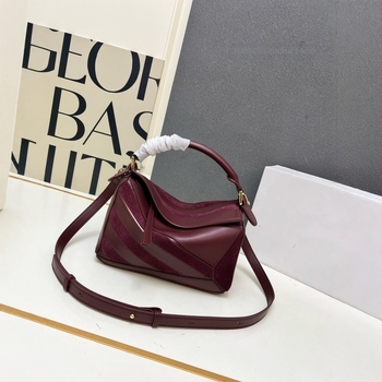 Crossbody torba s oblikom jastuka, od prave teleće kože, zatvarač, unutarnji džepovi za telefon i dokumente