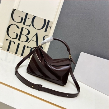 Crossbody torba s oblikom jastuka, od prave teleće kože, zatvarač, unutarnji džepovi za telefon i dokumente