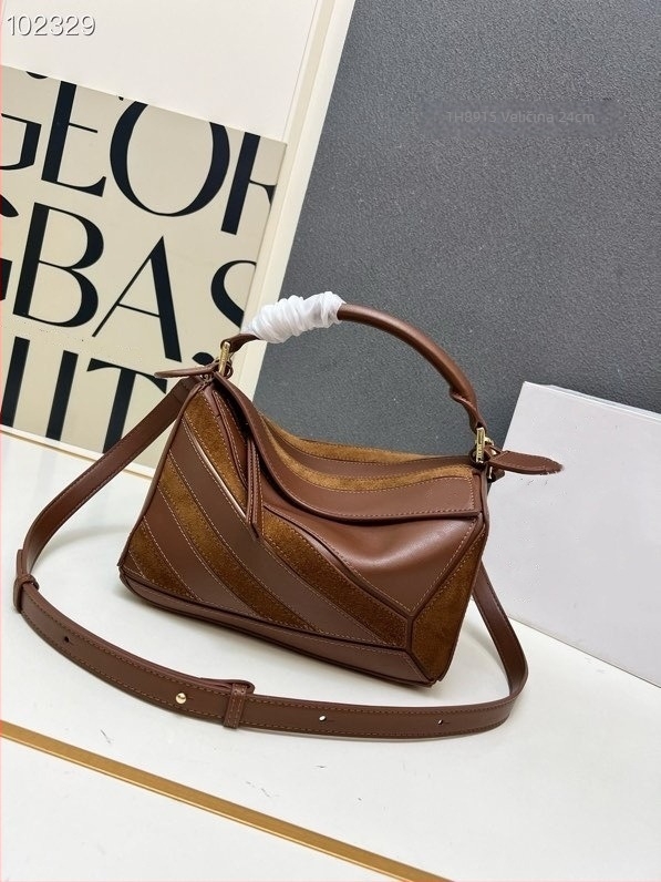 Crossbody torba s oblikom jastuka, od prave teleće kože, zatvarač, unutarnji džepovi za telefon i dokumente