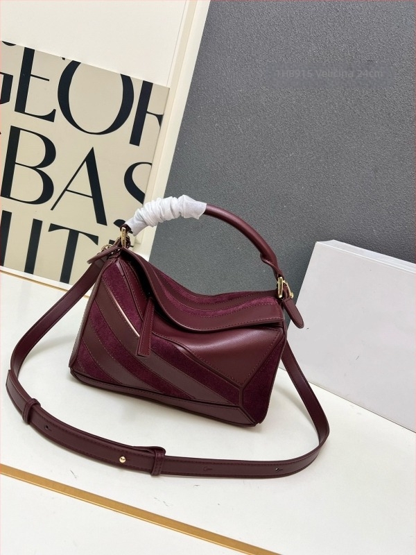 Crossbody torba s oblikom jastuka, od prave teleće kože, zatvarač, unutarnji džepovi za telefon i dokumente